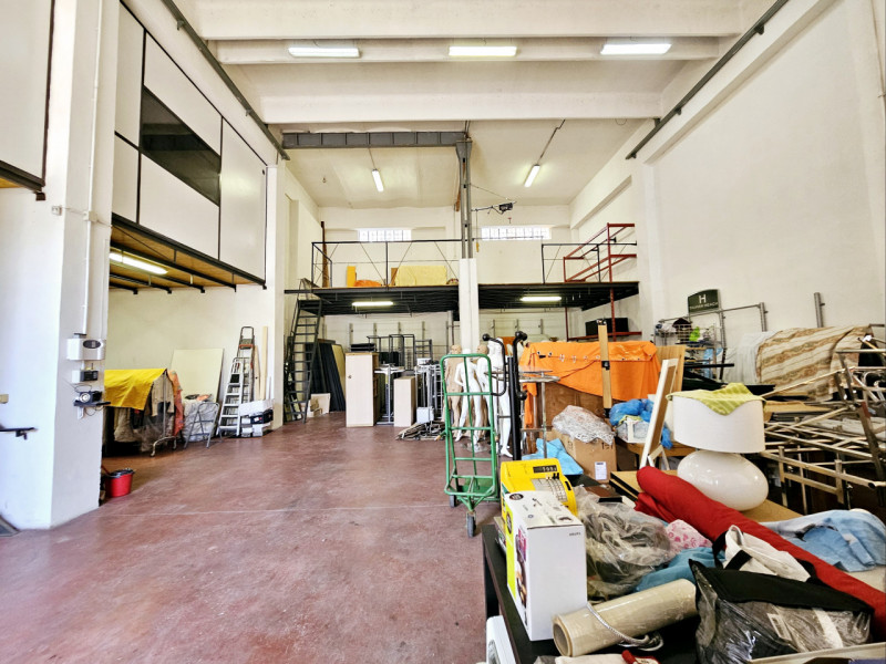 Proponiamo in vendita a Este, magazzino nella zona artigianale, ideale per chi cerca una soluzion...