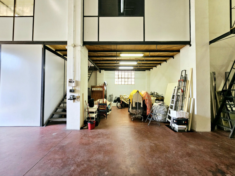 Proponiamo in vendita a Este, magazzino nella zona artigianale, ideale per chi cerca una soluzion...