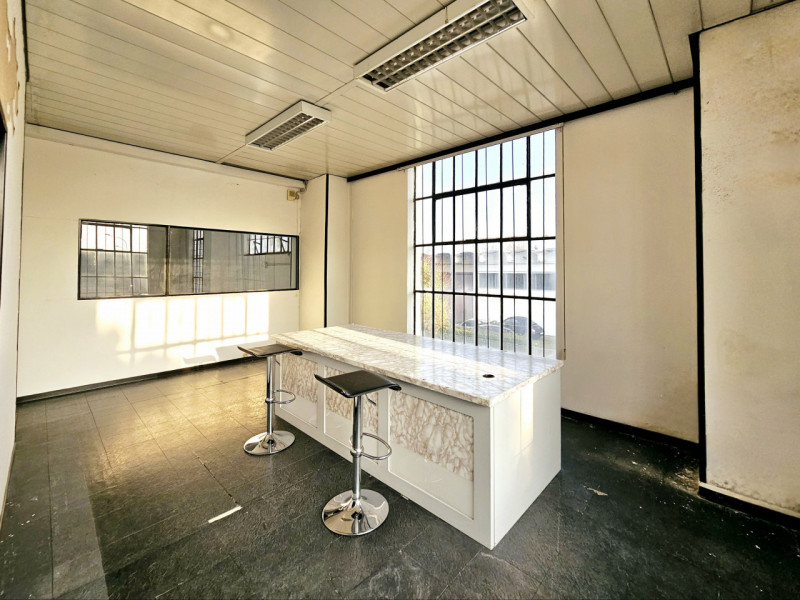 Proponiamo in vendita a Este, magazzino nella zona artigianale, ideale per chi cerca una soluzion...