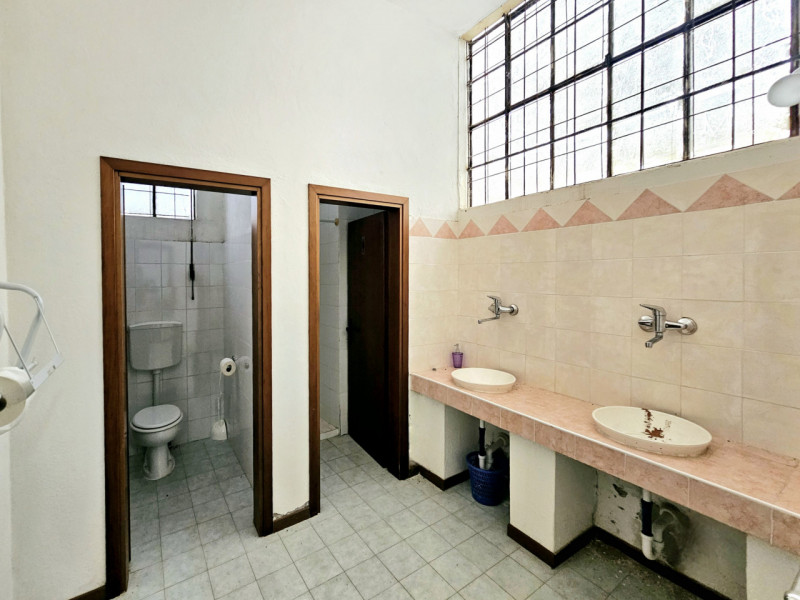 Proponiamo in vendita a Este, magazzino nella zona artigianale, ideale per chi cerca una soluzion...