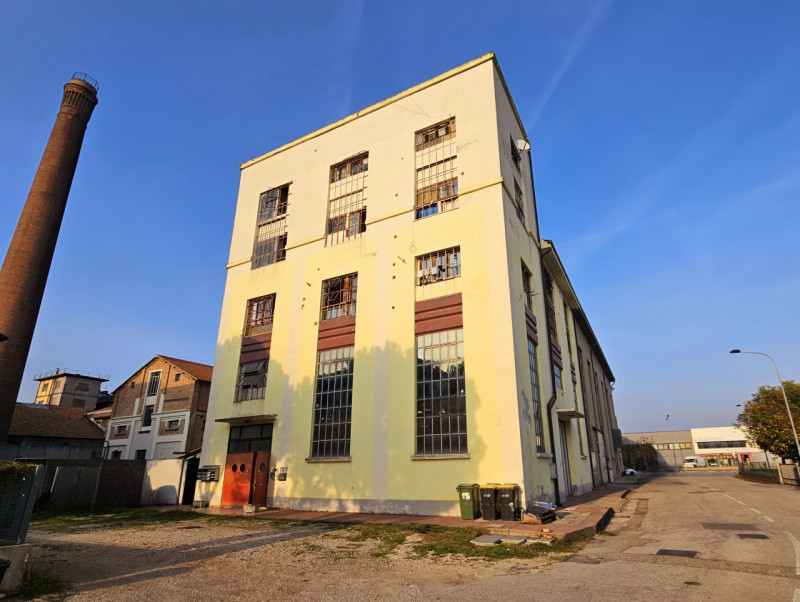 Proponiamo in vendita a Este, magazzino nella zona artigianale, ideale per chi cerca una soluzion...