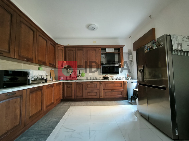 TREVISO: SAN ZENO
A 500 metri dalle mura di Treviso, proponiamo villa singola completamente ristr...