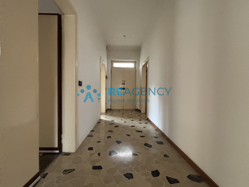 Se stai cercando una porzione di bifamiliare sovrapposta, sviluppata al piano terra rialzato, con...