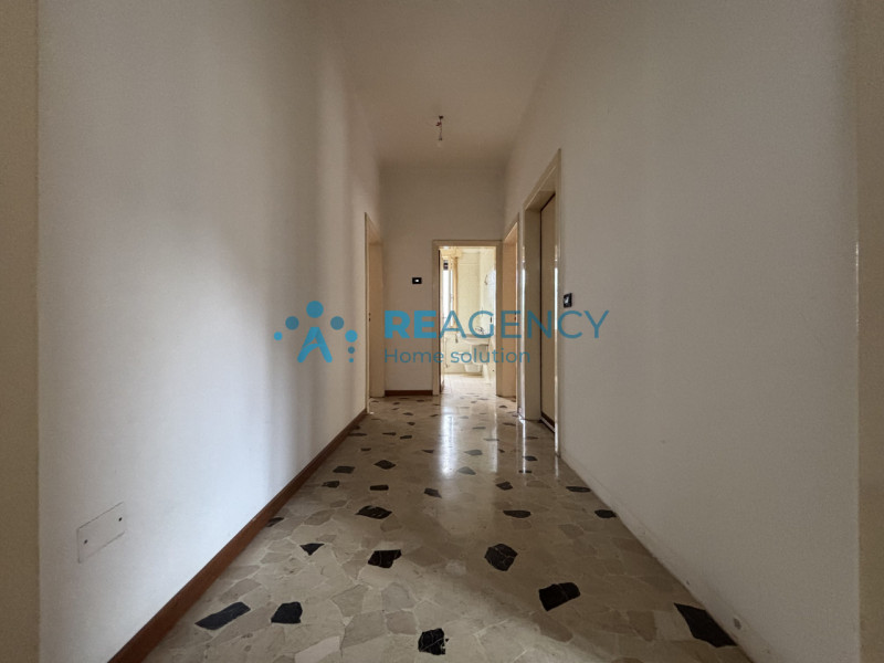 Se stai cercando una porzione di bifamiliare sovrapposta, sviluppata al piano terra rialzato, con...