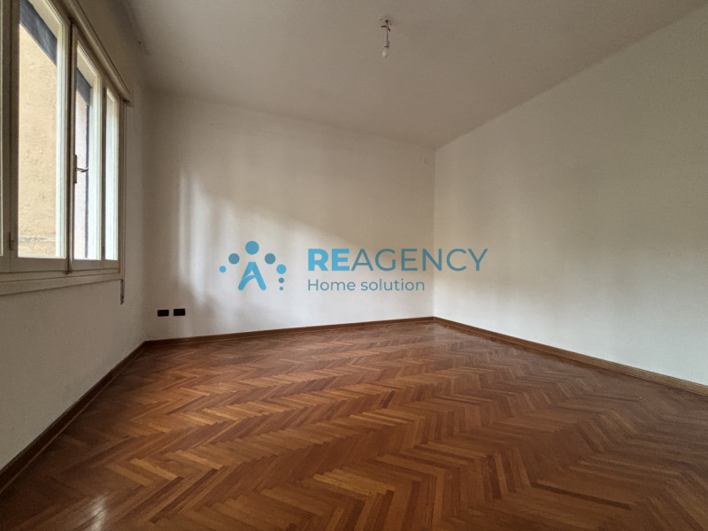 Se stai cercando una porzione di bifamiliare sovrapposta, sviluppata al piano terra rialzato, con...