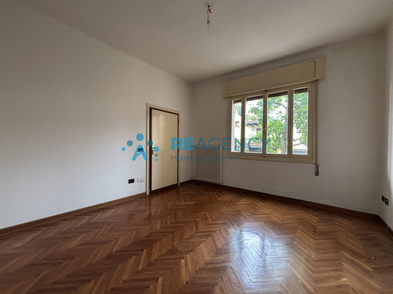 Se stai cercando una porzione di bifamiliare sovrapposta, sviluppata al piano terra rialzato, con...