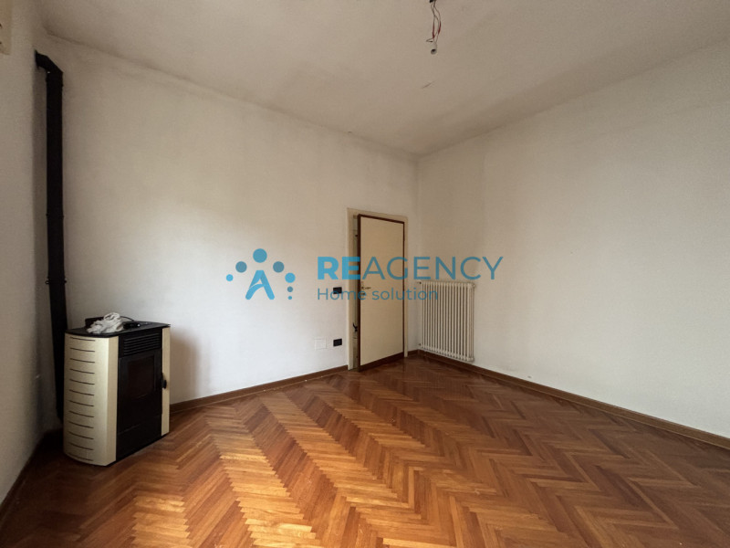 Se stai cercando una porzione di bifamiliare sovrapposta, sviluppata al piano terra rialzato, con...