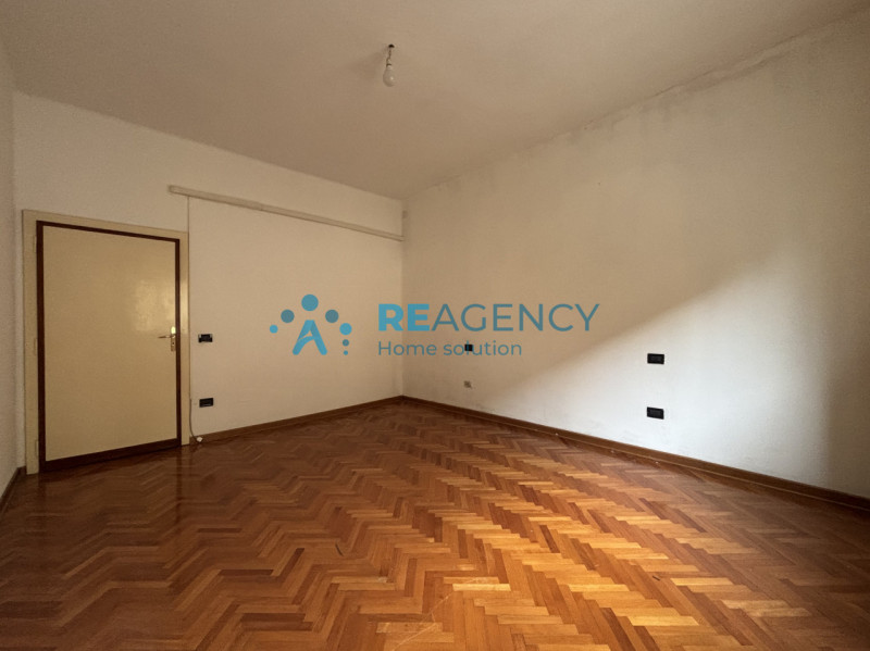 Se stai cercando una porzione di bifamiliare sovrapposta, sviluppata al piano terra rialzato, con...