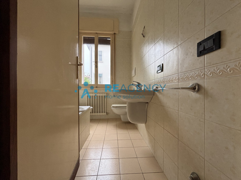 Se stai cercando una porzione di bifamiliare sovrapposta, sviluppata al piano terra rialzato, con...