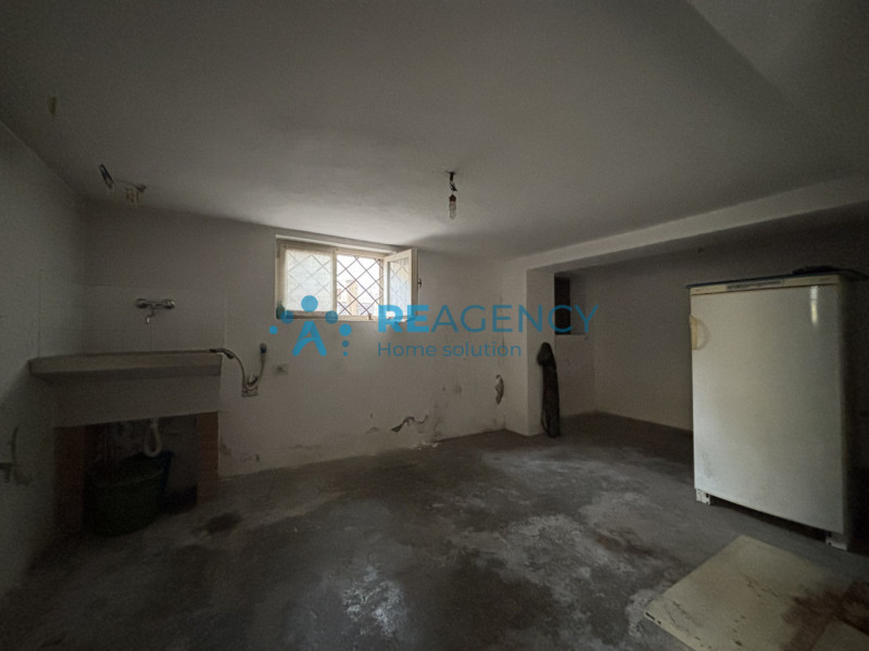 Se stai cercando una porzione di bifamiliare sovrapposta, sviluppata al piano terra rialzato, con...