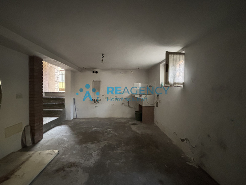 Se stai cercando una porzione di bifamiliare sovrapposta, sviluppata al piano terra rialzato, con...