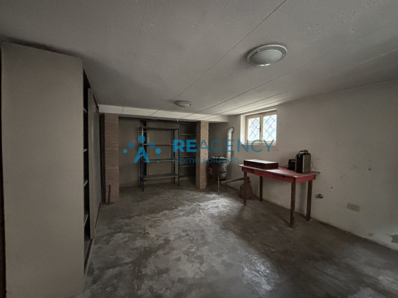 Se stai cercando una porzione di bifamiliare sovrapposta, sviluppata al piano terra rialzato, con...