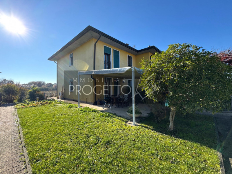 A due passi da Piazzola sul Brenta, Limena e Curtarolo, in quartiere residenziali tranquillo e ci...