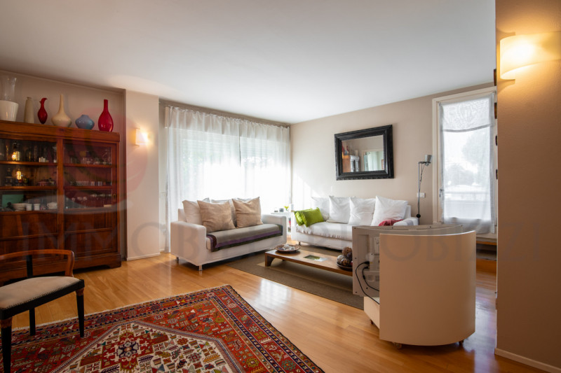 Padova, via Pertile. Proponiamo in vendita un attico di pregio che occupa per intero il secondo e...