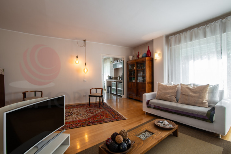 Padova, via Pertile. Proponiamo in vendita un attico di pregio che occupa per intero il secondo e...