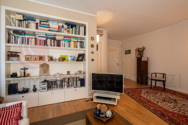 Padova, via Pertile. Proponiamo in vendita un attico di pregio che occupa per intero il secondo e...