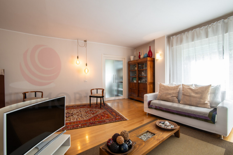 Padova, via Pertile. Proponiamo in vendita un attico di pregio che occupa per intero il secondo e...