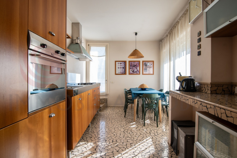 Padova, via Pertile. Proponiamo in vendita un attico di pregio che occupa per intero il secondo e...