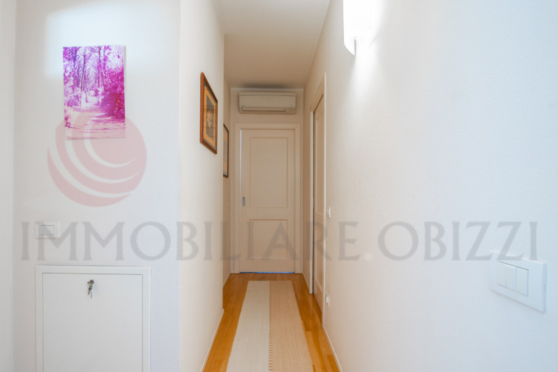 Padova, via Pertile. Proponiamo in vendita un attico di pregio che occupa per intero il secondo e...