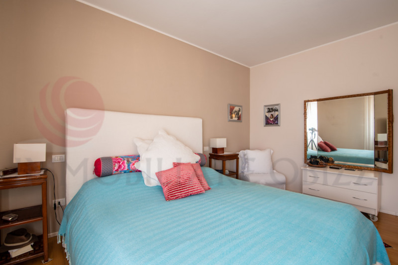 Padova, via Pertile. Proponiamo in vendita un attico di pregio che occupa per intero il secondo e...