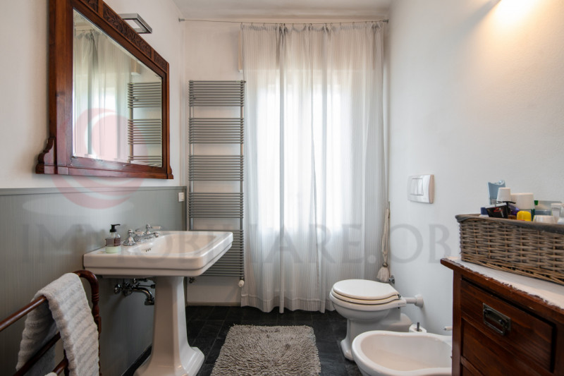 Padova, via Pertile. Proponiamo in vendita un attico di pregio che occupa per intero il secondo e...