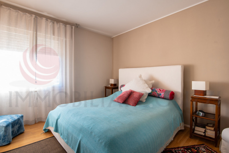 Padova, via Pertile. Proponiamo in vendita un attico di pregio che occupa per intero il secondo e...