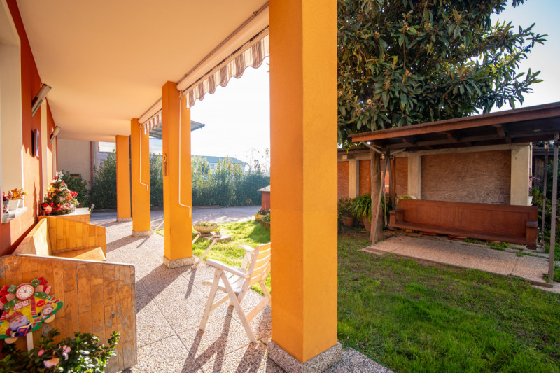 Proponiamo un’intera bifamiliare in orizzontale situata in una tranquilla zona residenziale di Ab...