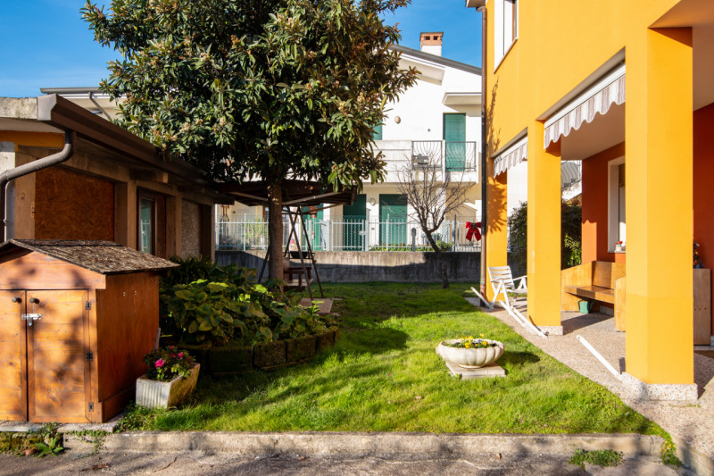 Proponiamo un’intera bifamiliare in orizzontale situata in una tranquilla zona residenziale di Ab...