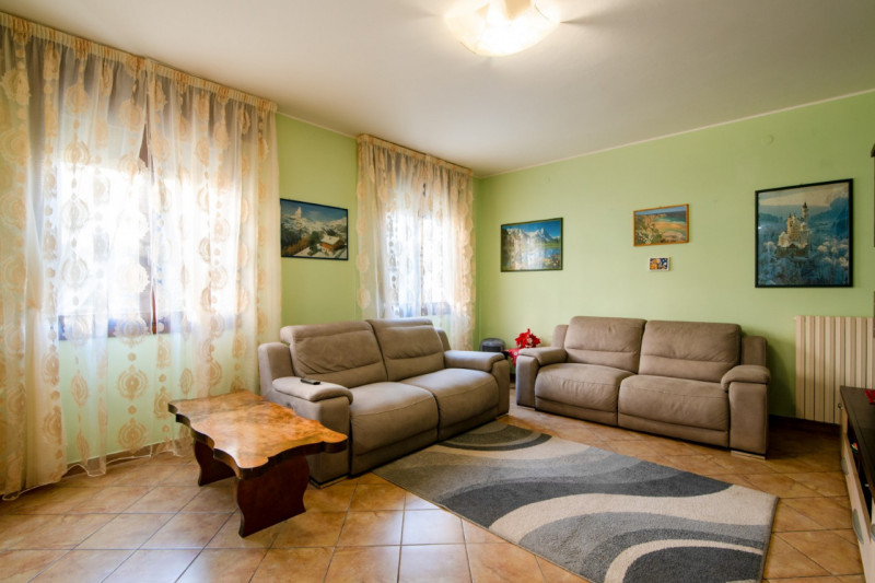 Proponiamo un’intera bifamiliare in orizzontale situata in una tranquilla zona residenziale di Ab...