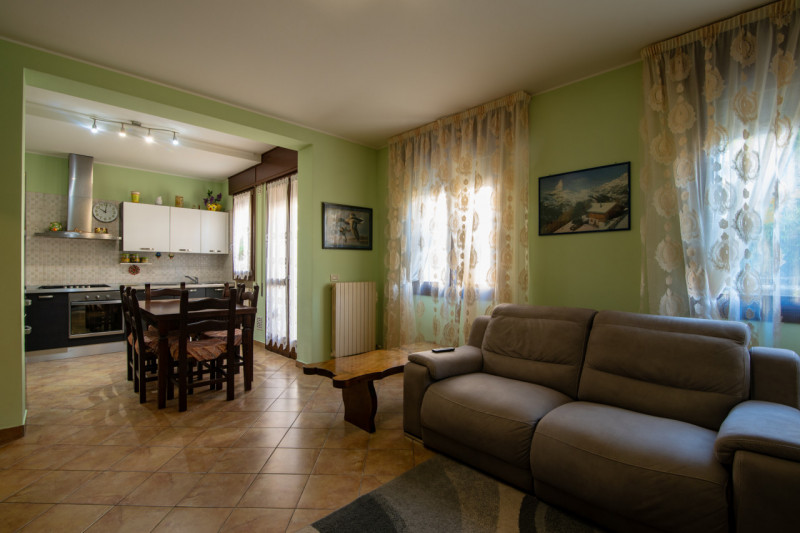 Proponiamo un’intera bifamiliare in orizzontale situata in una tranquilla zona residenziale di Ab...