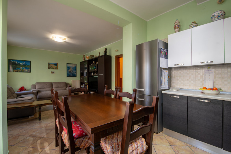 Proponiamo un’intera bifamiliare in orizzontale situata in una tranquilla zona residenziale di Ab...