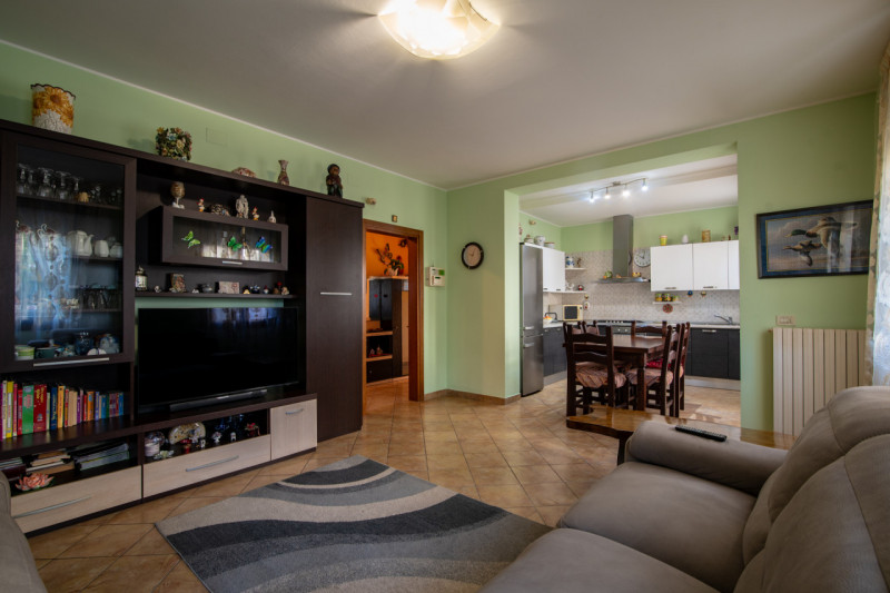 Proponiamo un’intera bifamiliare in orizzontale situata in una tranquilla zona residenziale di Ab...