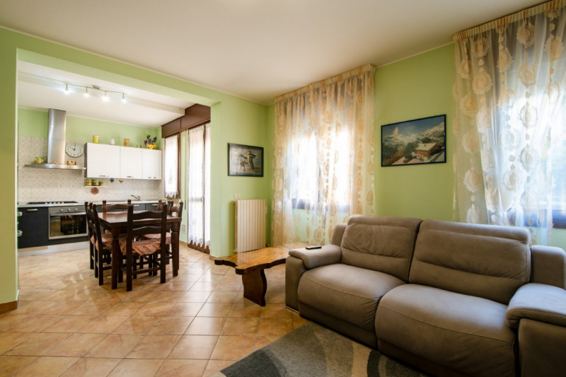 Proponiamo un’intera bifamiliare in orizzontale situata in una tranquilla zona residenziale di Ab...