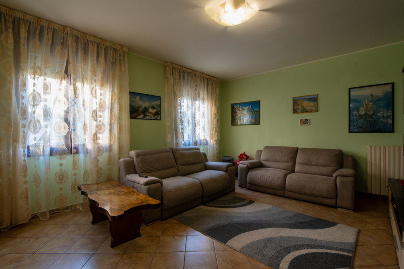 Proponiamo un’intera bifamiliare in orizzontale situata in una tranquilla zona residenziale di Ab...