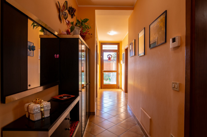 Proponiamo un’intera bifamiliare in orizzontale situata in una tranquilla zona residenziale di Ab...