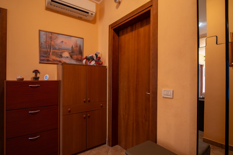 Proponiamo un’intera bifamiliare in orizzontale situata in una tranquilla zona residenziale di Ab...