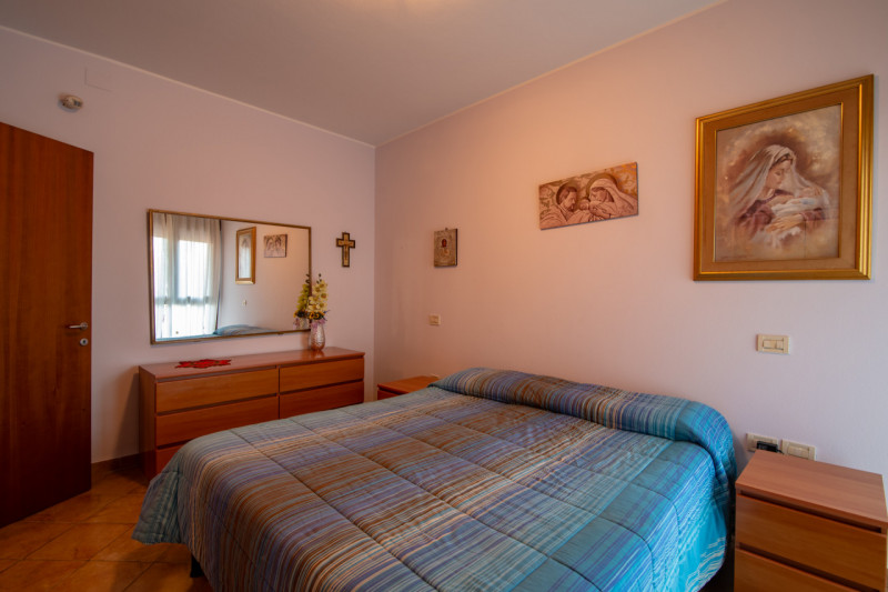 Proponiamo un’intera bifamiliare in orizzontale situata in una tranquilla zona residenziale di Ab...