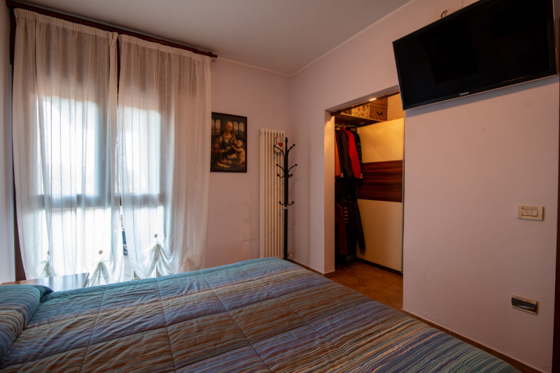 Proponiamo un’intera bifamiliare in orizzontale situata in una tranquilla zona residenziale di Ab...