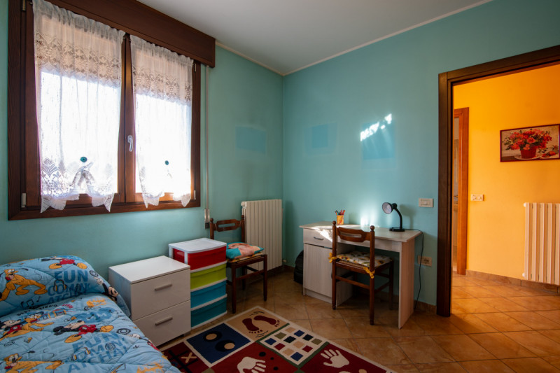 Proponiamo un’intera bifamiliare in orizzontale situata in una tranquilla zona residenziale di Ab...