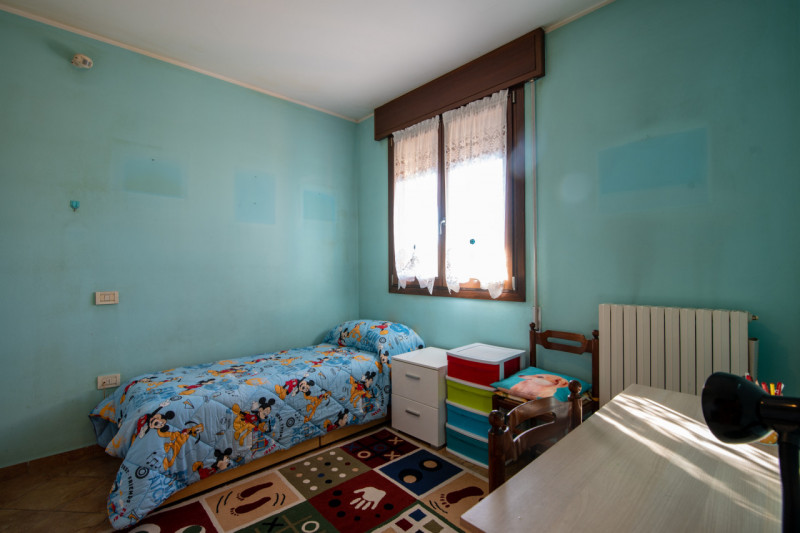 Proponiamo un’intera bifamiliare in orizzontale situata in una tranquilla zona residenziale di Ab...