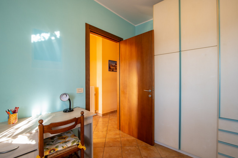 Proponiamo un’intera bifamiliare in orizzontale situata in una tranquilla zona residenziale di Ab...