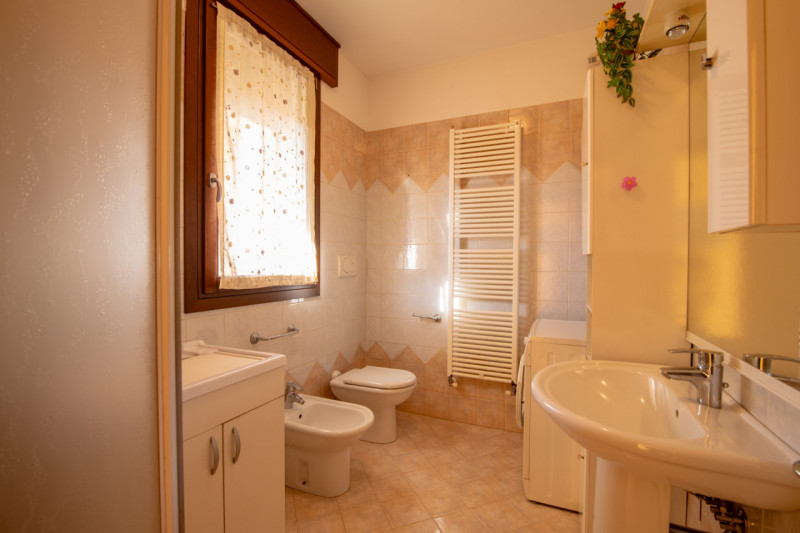 Proponiamo un’intera bifamiliare in orizzontale situata in una tranquilla zona residenziale di Ab...