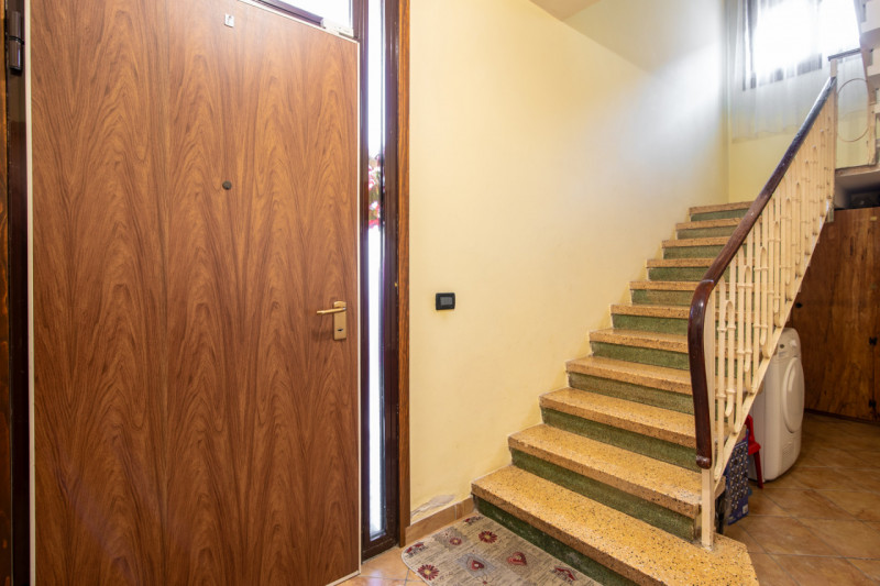 Proponiamo un’intera bifamiliare in orizzontale situata in una tranquilla zona residenziale di Ab...