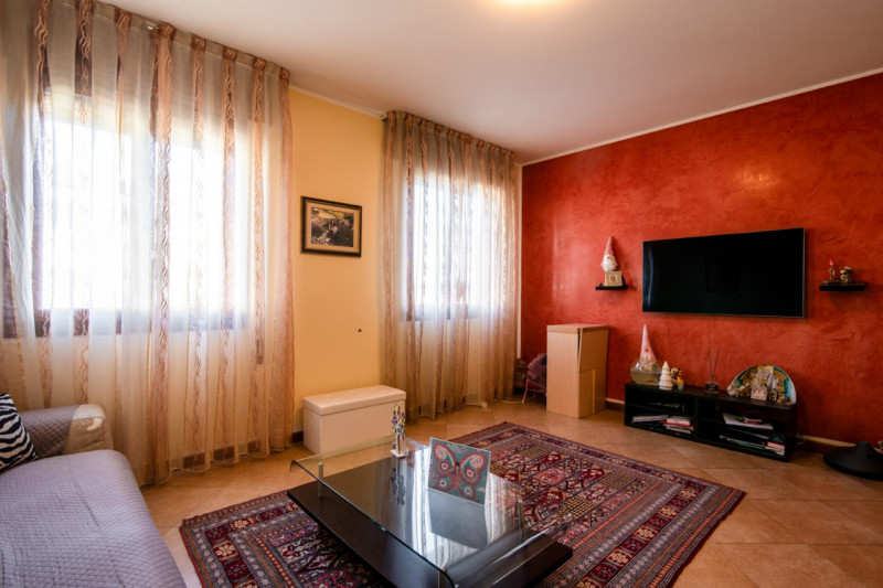 Proponiamo un’intera bifamiliare in orizzontale situata in una tranquilla zona residenziale di Ab...