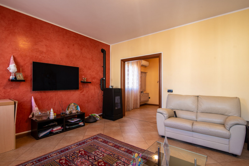 Proponiamo un’intera bifamiliare in orizzontale situata in una tranquilla zona residenziale di Ab...