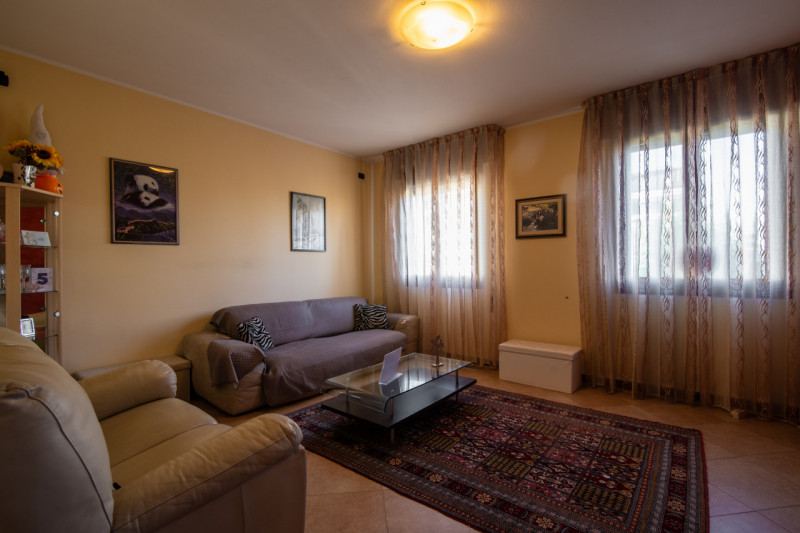 Proponiamo un’intera bifamiliare in orizzontale situata in una tranquilla zona residenziale di Ab...