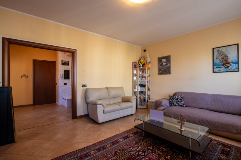 Proponiamo un’intera bifamiliare in orizzontale situata in una tranquilla zona residenziale di Ab...