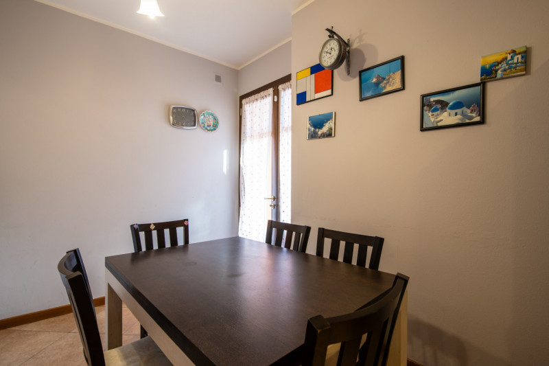 Proponiamo un’intera bifamiliare in orizzontale situata in una tranquilla zona residenziale di Ab...