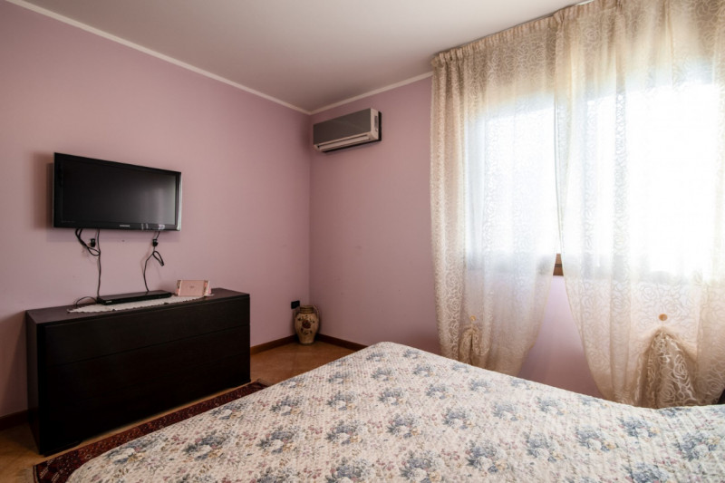 Proponiamo un’intera bifamiliare in orizzontale situata in una tranquilla zona residenziale di Ab...