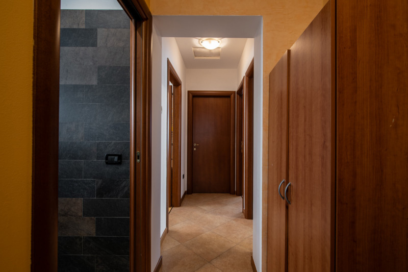 Proponiamo un’intera bifamiliare in orizzontale situata in una tranquilla zona residenziale di Ab...